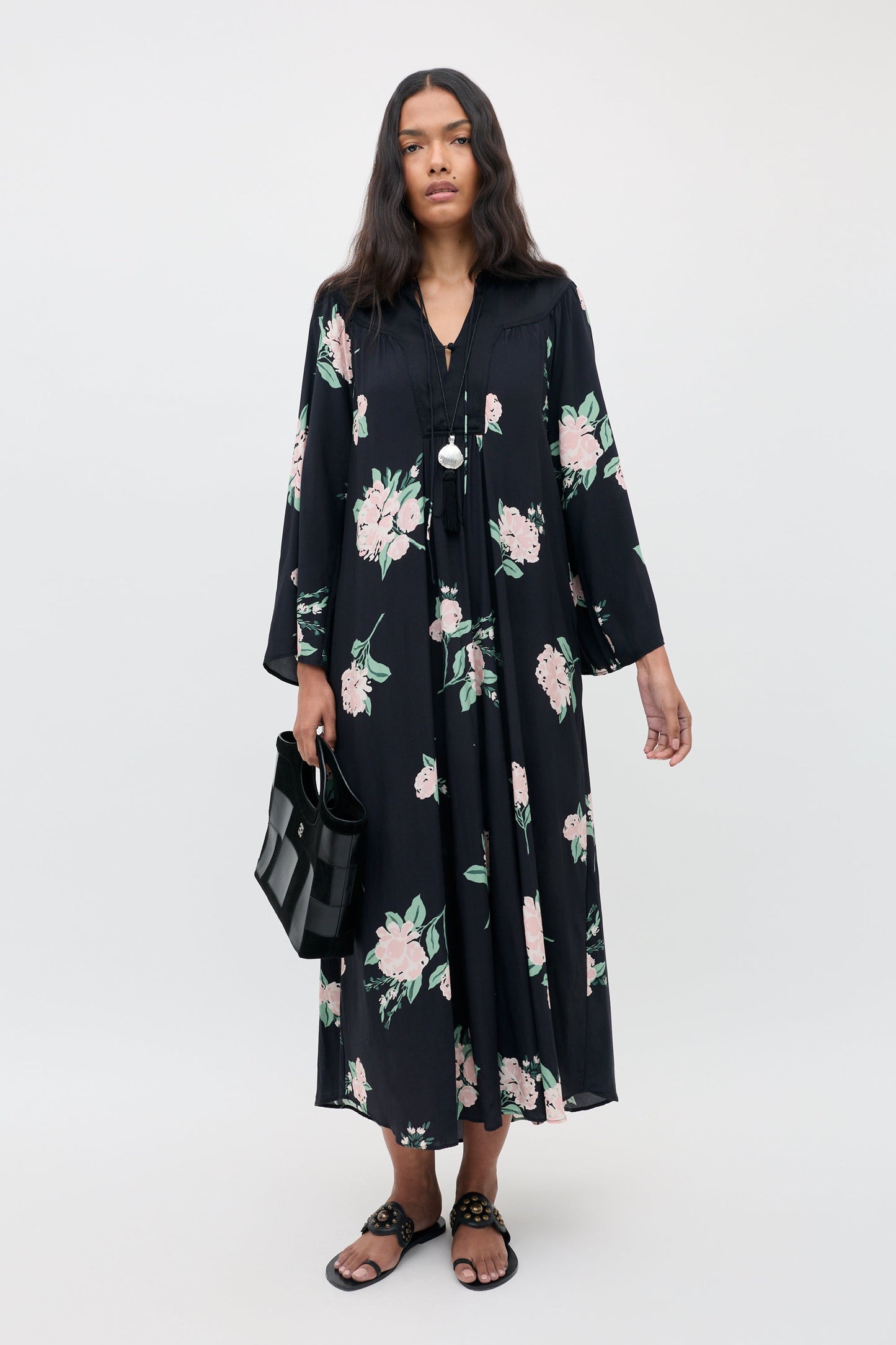 Lucilla - Peonies Scatter Black